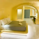 M Santorini Johnnie Cave 산토리니