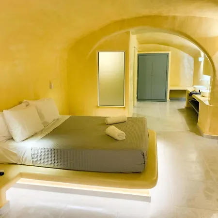 M Santorini Johnnie Cave Fira (Santorini)