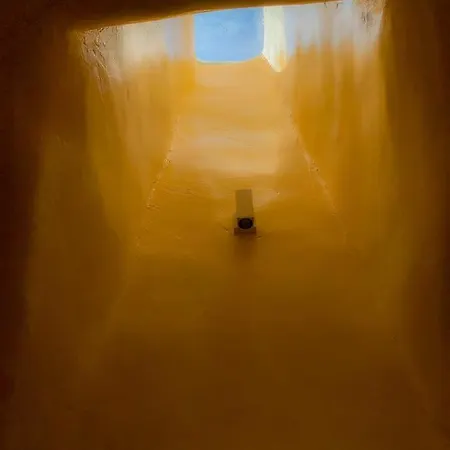 M Santorini Johnnie Cave *