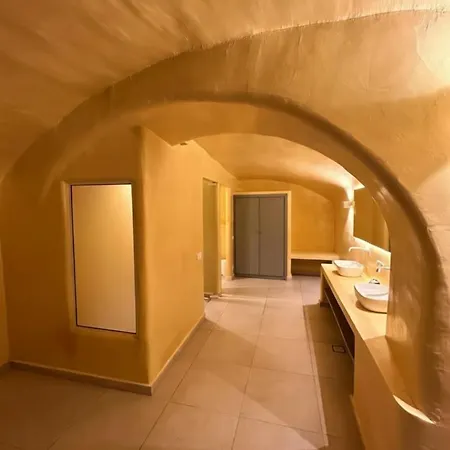 M Santorini Johnnie Cave * Fira (Santorini)