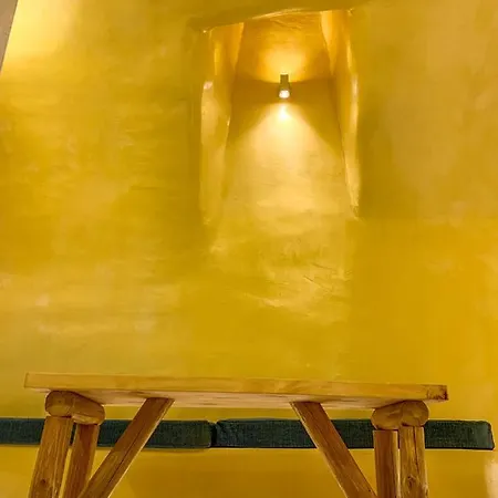 M Santorini Johnnie Cave Тира