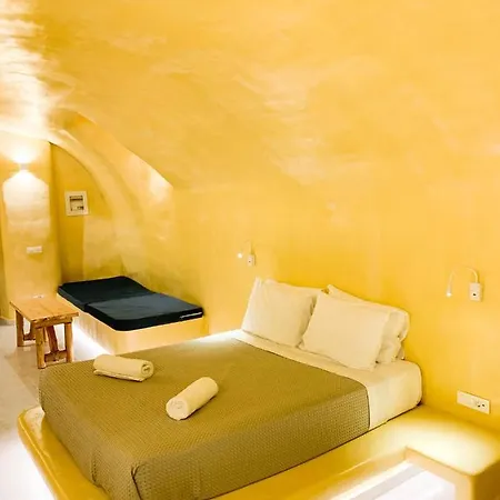 M Santorini Johnnie Cave * Fira (Santorini)