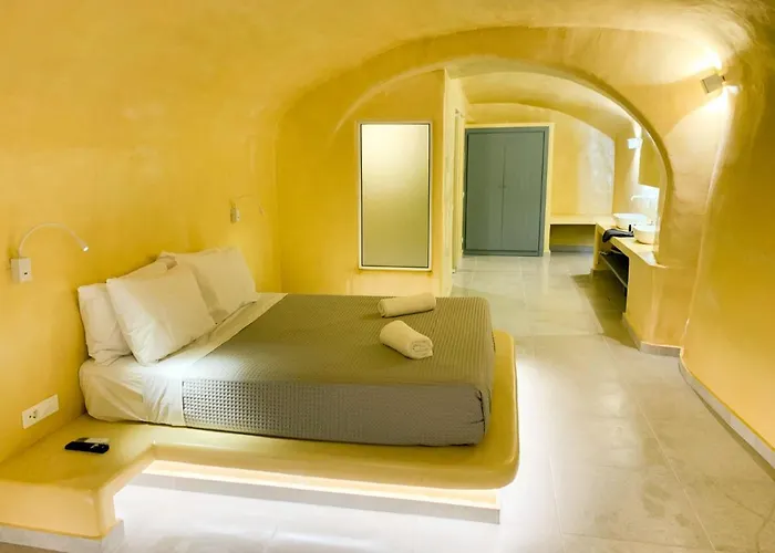 M Santorini Johnnie Cave Тира