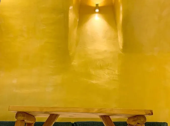 M Santorini Johnnie Cave Тира