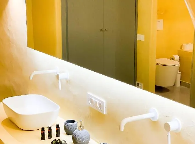 M Santorini Johnnie Cave *